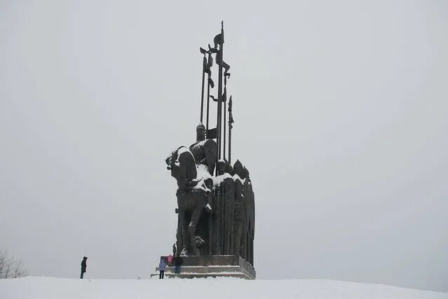 Гора соколиха памятник александру невскому. Памятник ледовому побоищу в пскове. Какой памятник был построен после ледового побоища. Какой памятник был построен после ледового побоища. Памятник ледовому побоищу в пскове.
