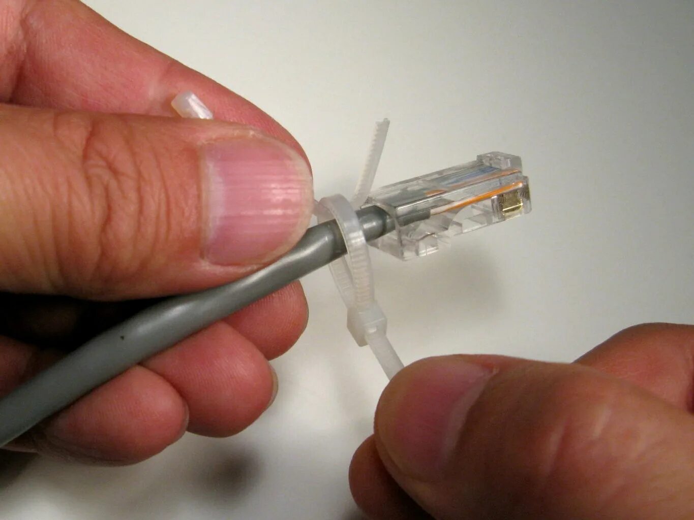 Соединить кабеля lan. Штекер для интернет кабеля. сломанный коннектор rj45. починка ethernet кабеля. соединение тонких проводов.