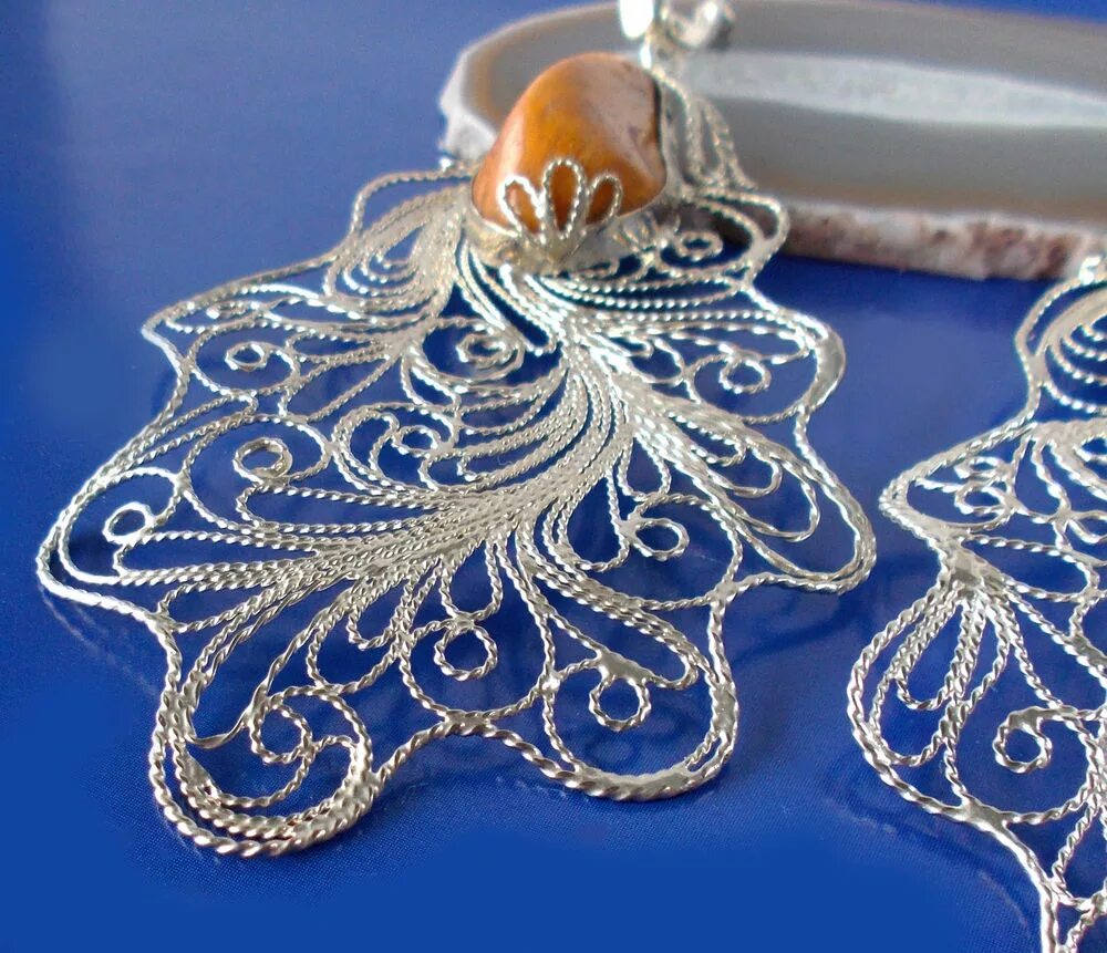 Казаковская филигрань снежинка. Серьги скань филигрань серебро. Что такое филигрань. Лефкаритика серебро филигрань. Чернёное серебро 925 ювелирные изделия филигрань.