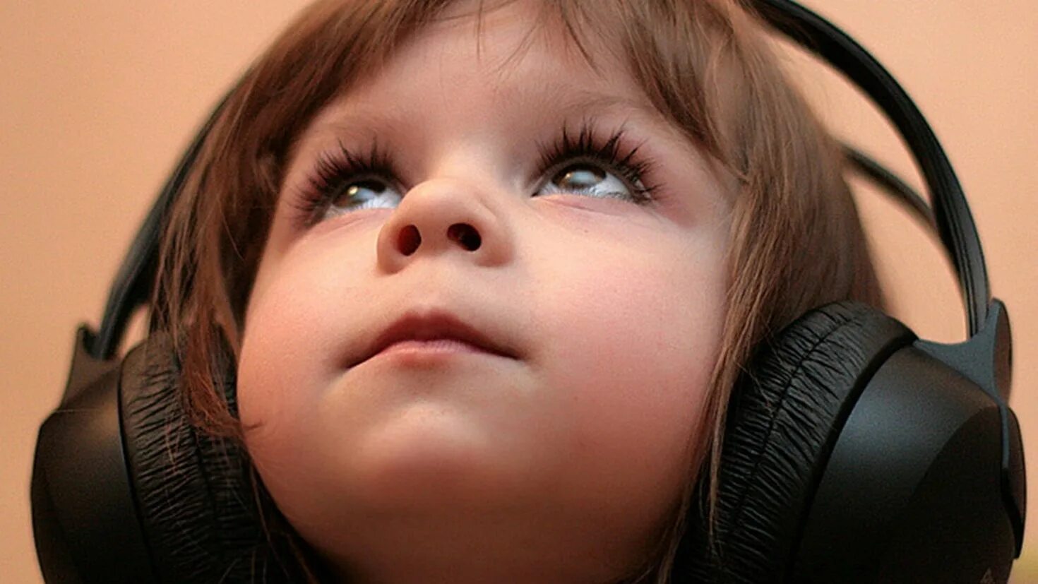 ребенок в наушниках. подросток с наушниками. наушники для детей. музыкотерапия для детей. девочка слушает.