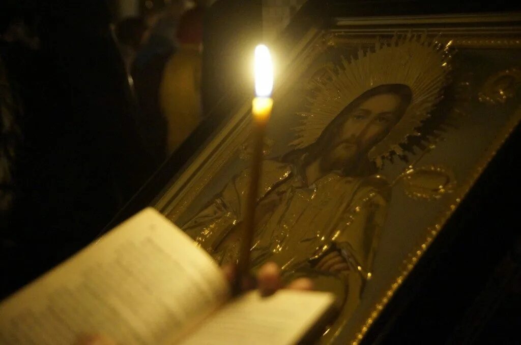 вычитка читает священник.