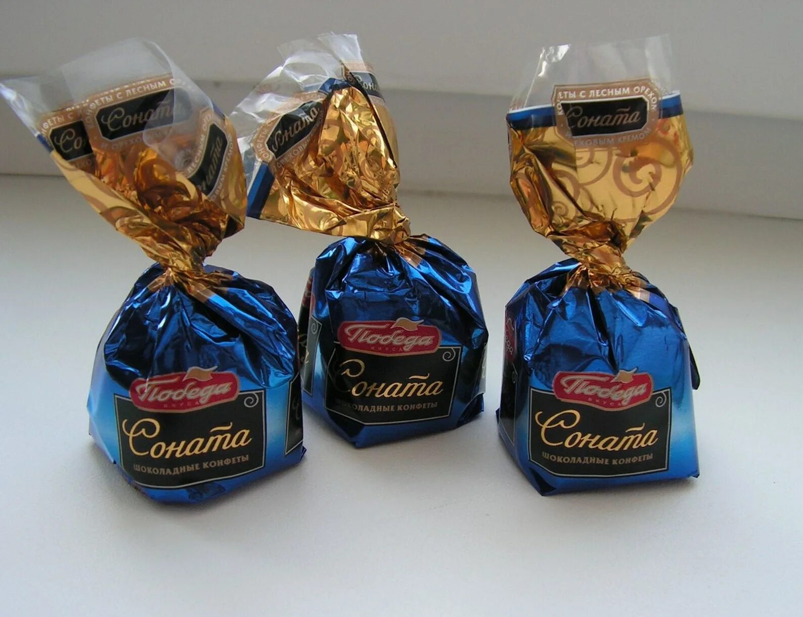 шоколадные конфеты в синей обертке