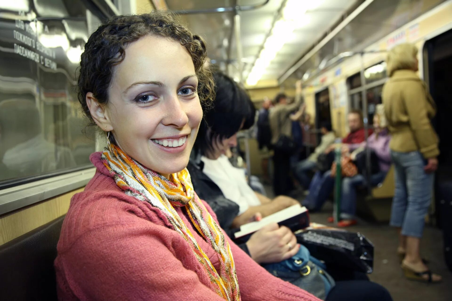 Московское метро женщина. Девушки в метро. Люди улыбаются в метро. Девушка улыбается в метро. Обычные девушки в метро.
