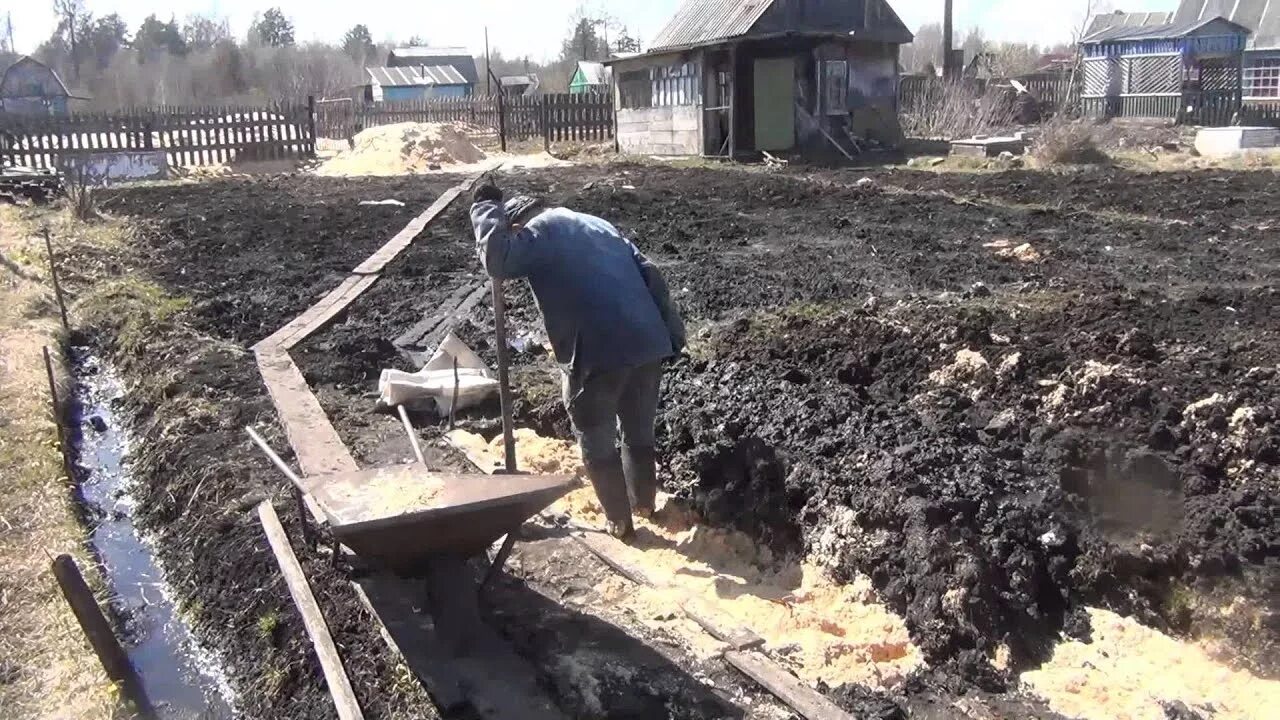 Поднятие грунта на дачном участке. Поднять землю на участке. Отсыпка болотистого участка. Подъем земли на участке.