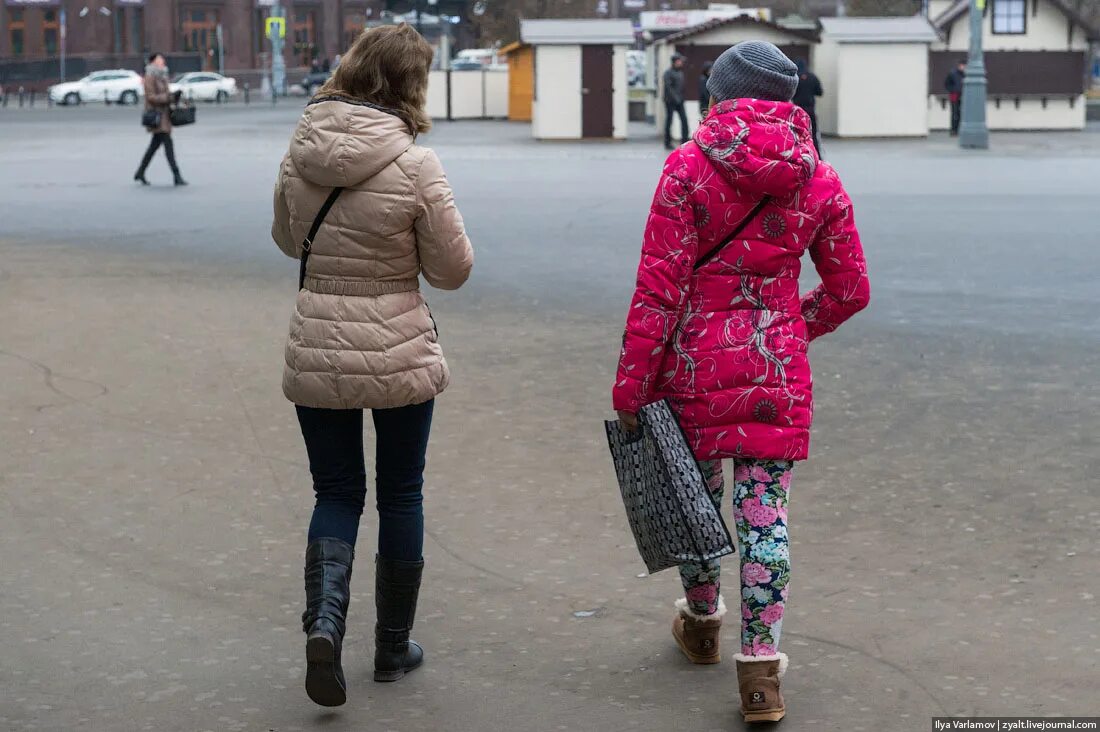 Вроде женском. Как не надо одеваться. Одеваемся зимой. Баба в зимой в нелепой одежде. Красиво нарядиться на улицу зима.