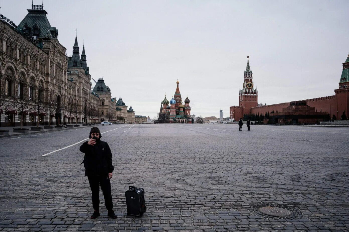 Человек пл. Красная площадь. Москва красная площадь люди. Красная площадь дорога. Москва без людей.