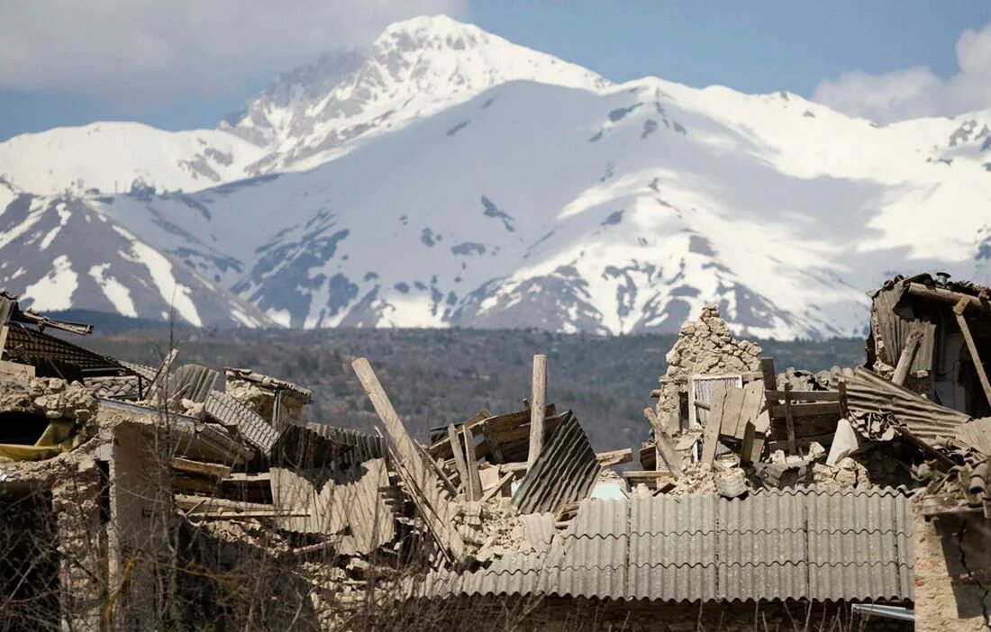 оползень в горах. землетрясение картинки. землетрясение на кавказе. оползень в горах. землетрясение в горах.