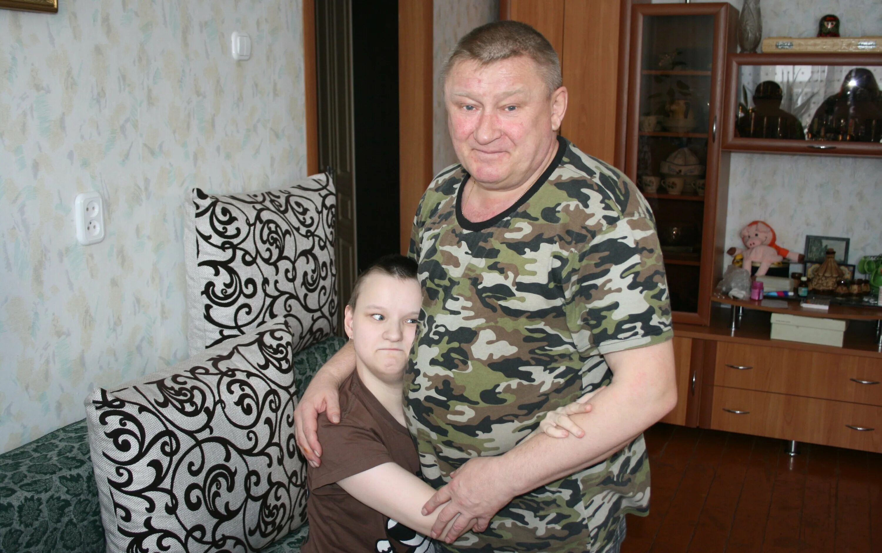 Папа одиночка. Родители одиночки. Комедии про отцов. Отец одиночка картинки. Отцы одиночки сайт.