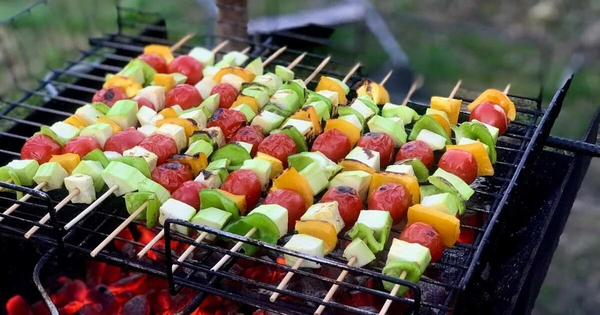 Шашлык из овощей в духовке. Овощи на шпажках на мангале. Овощные шашлычки на шпажках. Овощи гриль на шпажках. Овощные шпажки на мангале.