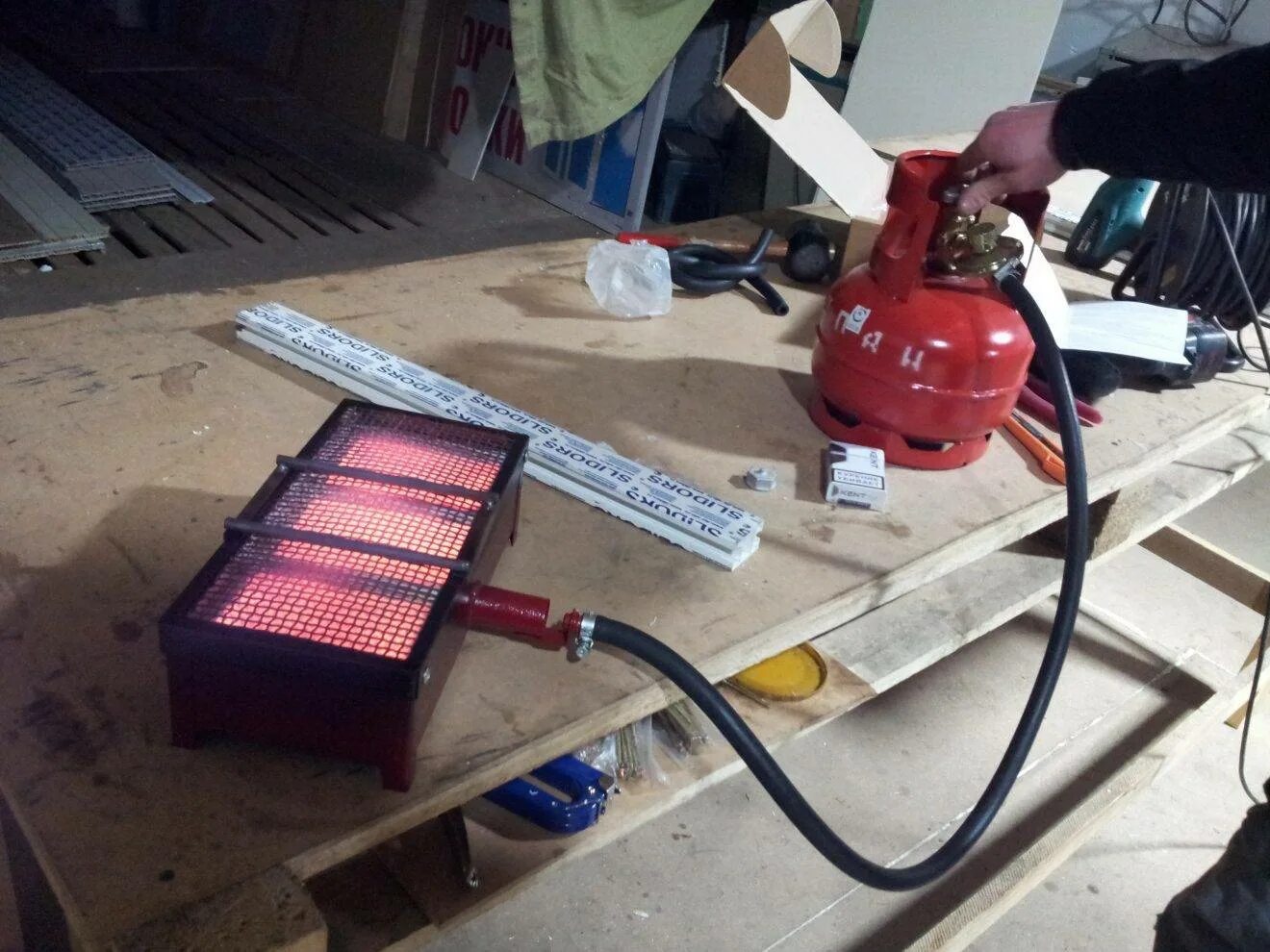 Газовое отопление в гараже. Отопитель для гаража. Газовый баллон для тепловой пушки. Автономное отопление гаража. Пропановая печь helios.