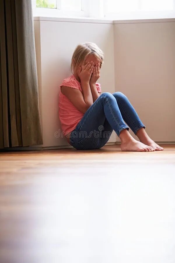 Девушка в углу. Несчастный ребенок. Девочка сидит на полу. Сидит в углу.