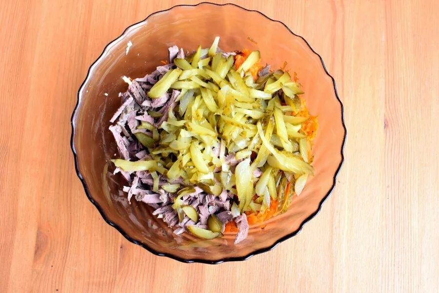 Салат з куриных сердечек. Салат из сердца свиного. Салат с куриными сердечками. Салат из сердца с огурцом. Салат скуринными серде.