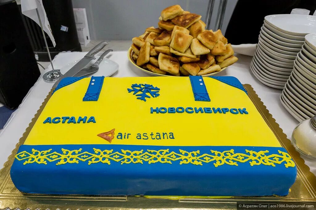 Аир новосибирск. АИР Астана в Новосибирске. Новогодний логотип авиакомпании Air Astana. Дорожные наборы Air Astana. Новогодний логотип Эйр Астана.