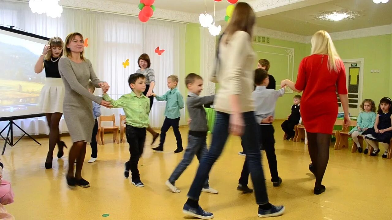 Воспитательница в детском саду. Мама танцует с ребёнком в детском саду. Мамы на утреннике. Мамы в садике на утреннике. Танец с мамой на день матери