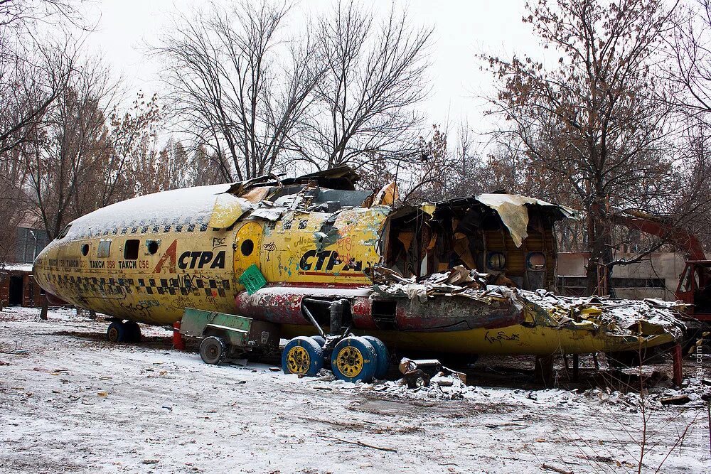 Музей ввауш луганск. Луганское высшее военное авиационное училище штурманов. Луганск самолет. Самолет луганск. Луганск самолет.