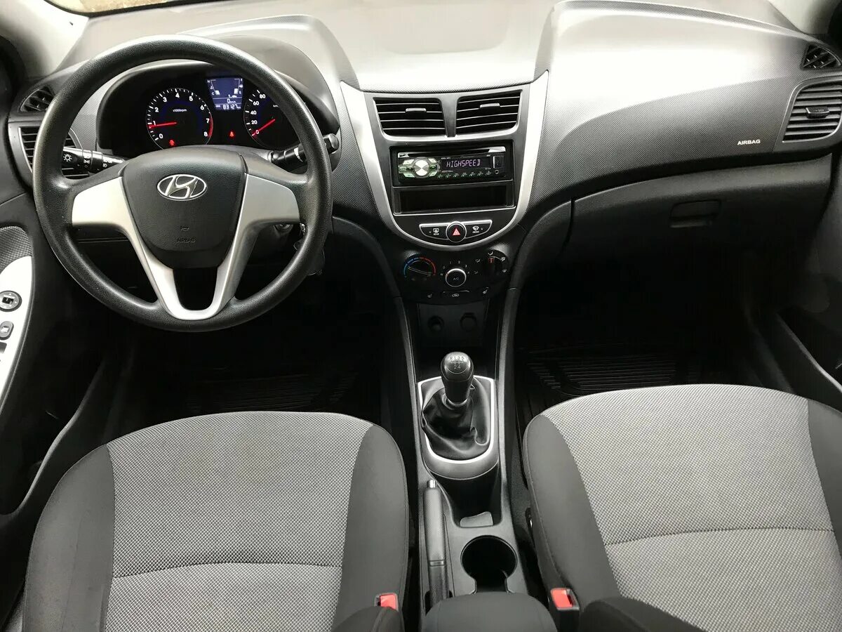 Hyundai Solaris 2012 1.6 механика. Хендай Солярис хэтчбек 2012 салон. Hyundai Solaris 2012 салон. Hyundai Solaris 2012 хэтчбек салон.