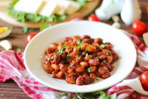 Тушеная фасоль с овощами в томатном соусе