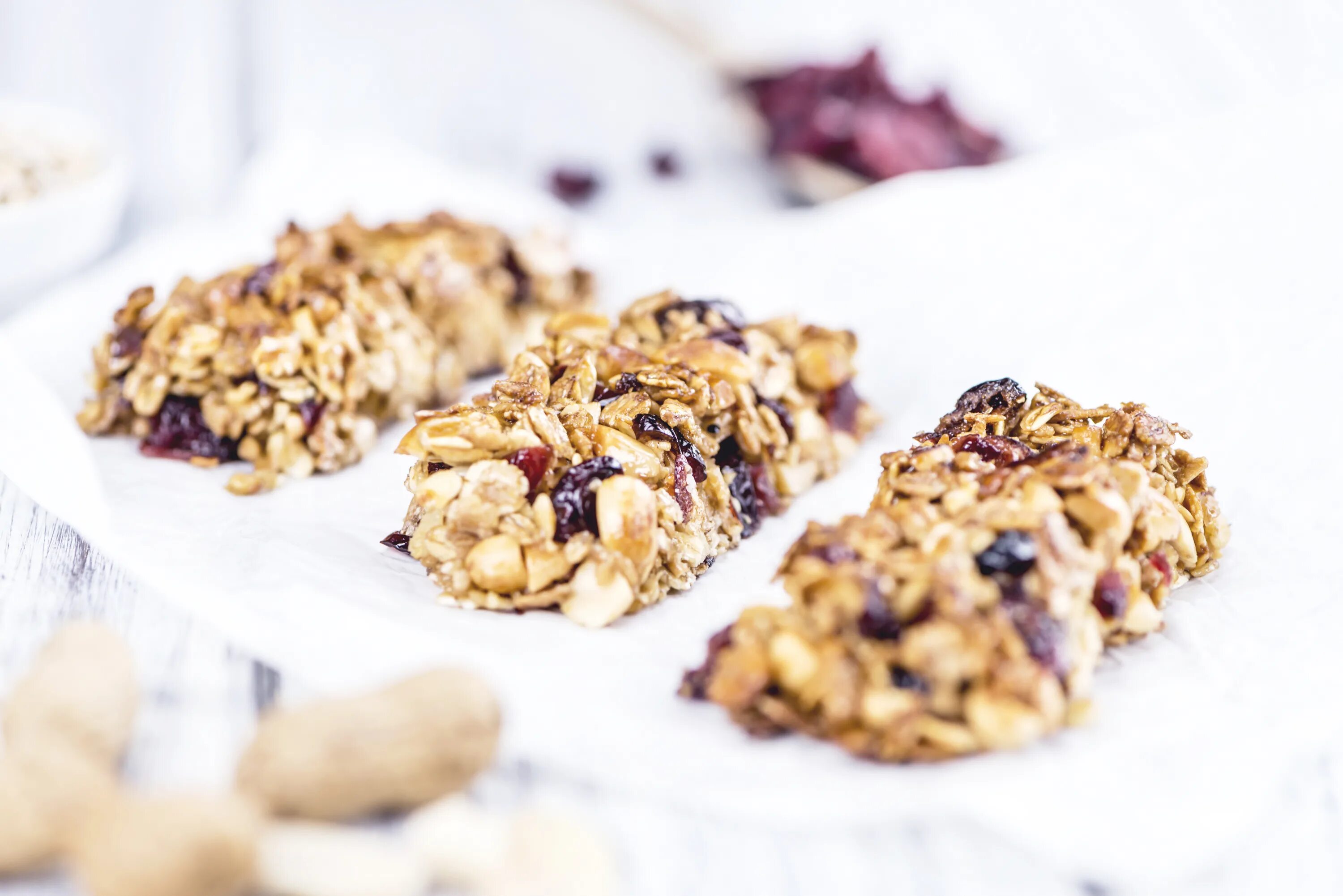 Питательные печенья. Батончик Granola. Злаковый Granola Bar. Мюсли гранола. Козинаки из овсянки.