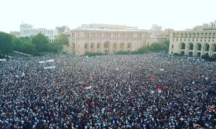 Бархатная революция в Армении. Ереван революция площадь Республики. Бархатная революция в Армении 2018. Ереван население. Очередь в ереване