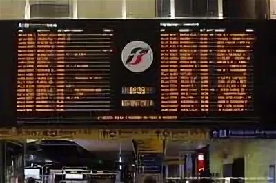 ROMA Termini вывеска на перроне. Вокзал Рима Термини грязь. Аэропорт рима табло вылета