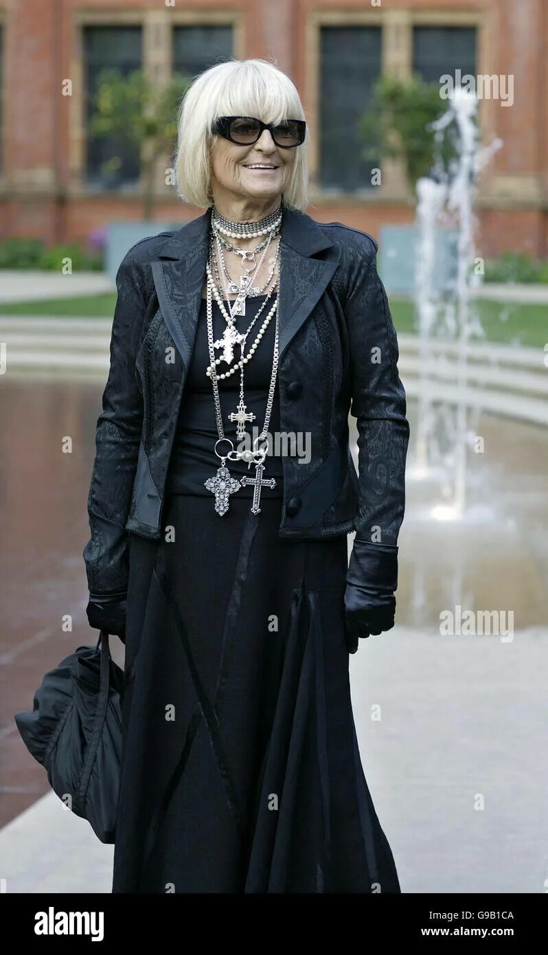 Старый гот. Готесса кристабель. Готический макияж блэк фрайди. Старики неформалы. Старые готы.