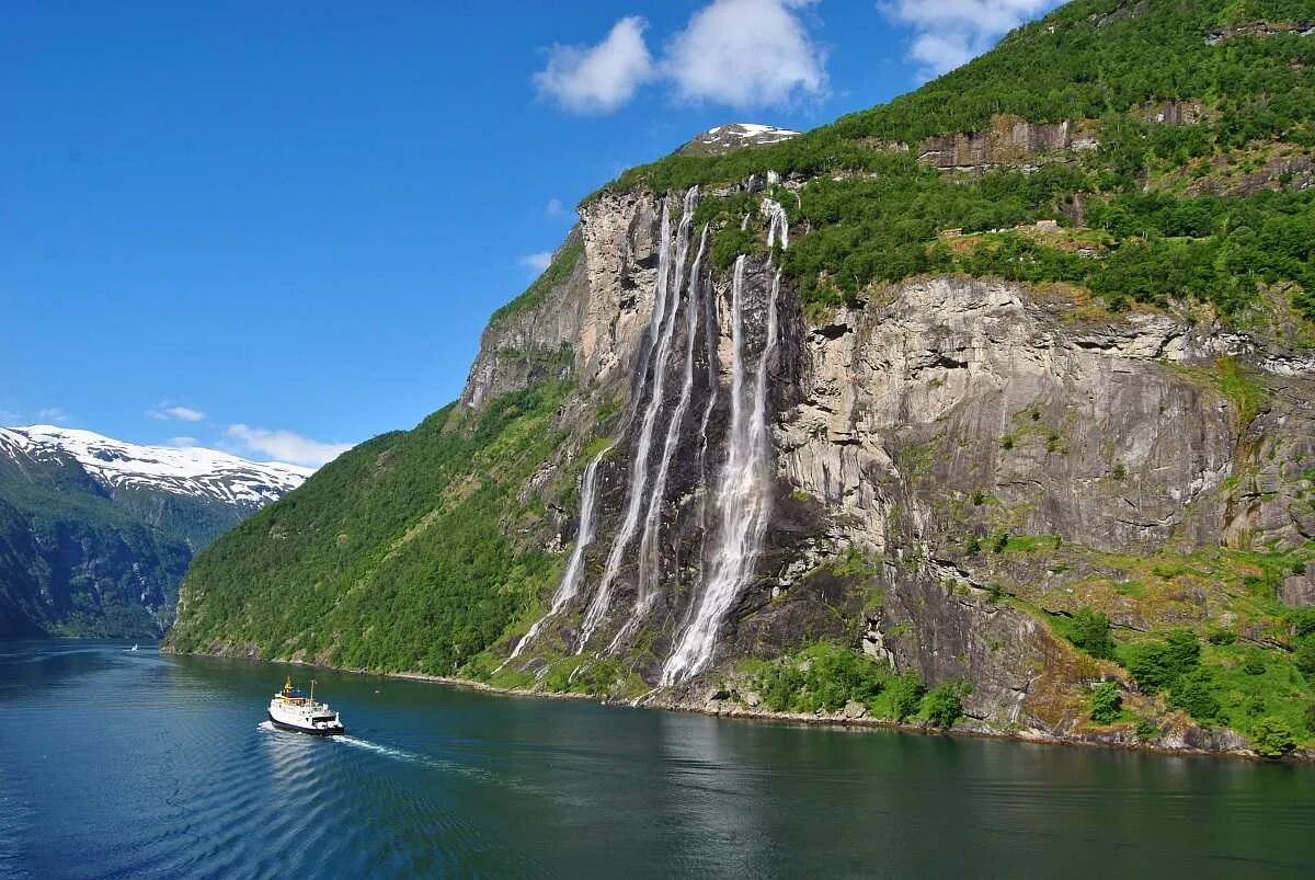 Фьорды достопримечательность какой страны. Гейрангер-Фьорд Норвегия семь сестер. Гейрангер Фьорд водопад семь сестер. Гейрангер-Фьорд Норвегия водопады. Гейрангер-Фьорд Норвегия водопад жених.