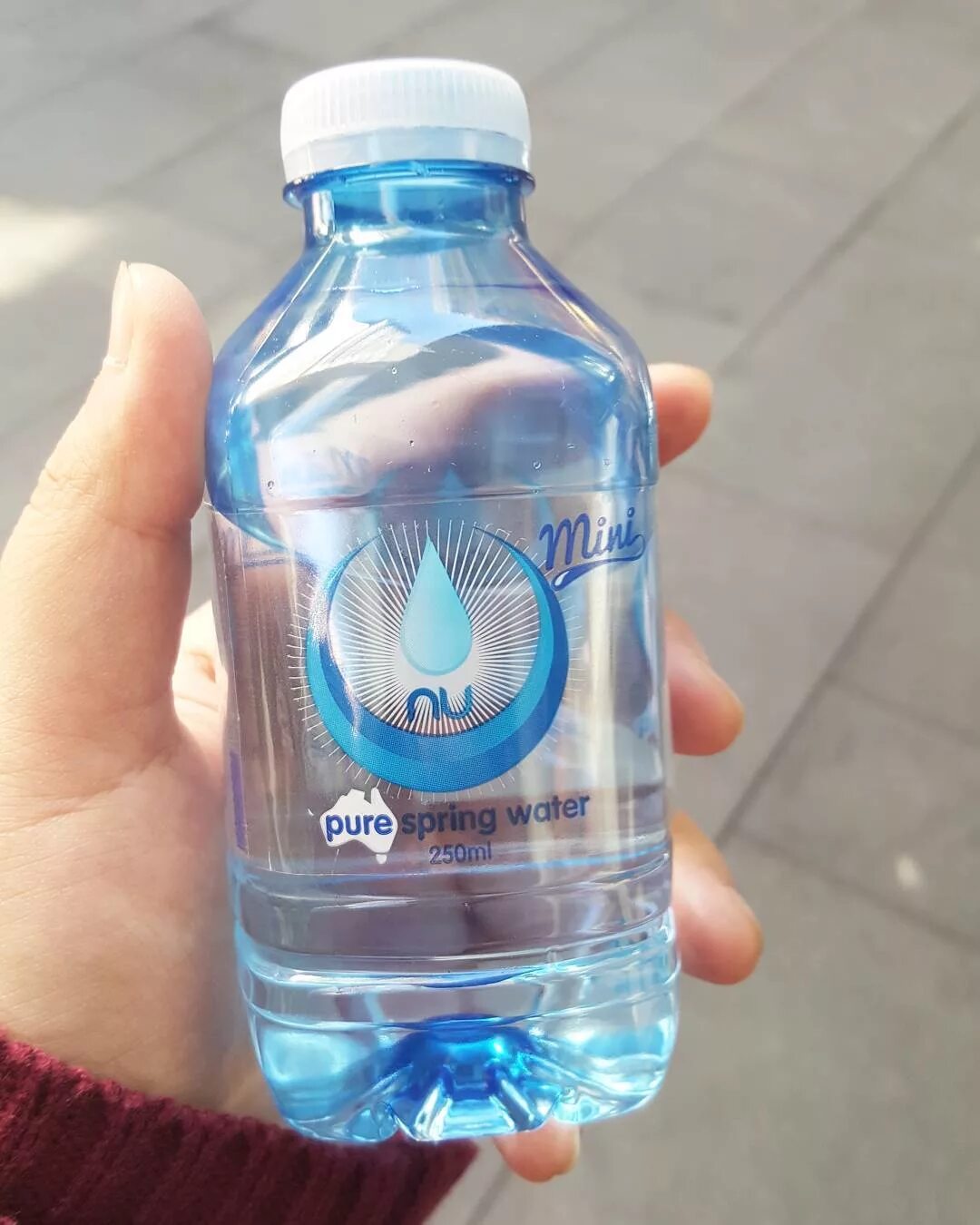 Маленькая вода. Бутылка для воды. Маленькие бутылки для воды. Маленькая бутылочка воды. Вода питьевая в бутылочка.