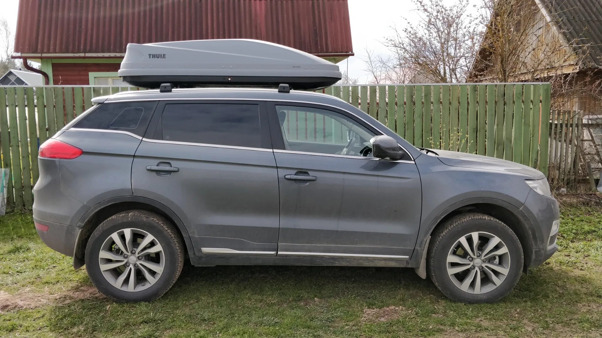 Geely thule. Автобокс джили атлас. автобокс geely atlas. автобокс на крышу geely atlas pro. geely atlas pro багажник на крышу.