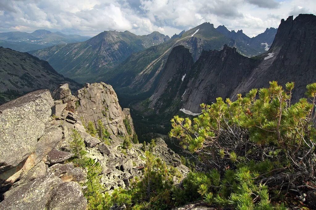 Заповедники сибири байкальский заповедник саяно шушенский заповедник. Саяно-шушенский заповедник ирбис. Саяно-шушенский биосферный заповедник. Снежный барс саяно шушенского заповедника. Заповедники сибири байкальский заповедник саяно шушенский заповедник.