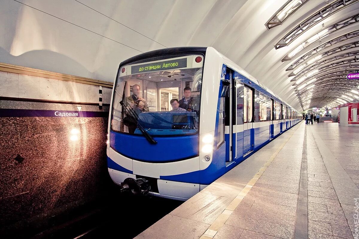 Скорость поезда метро спб. Поезда метро спб. Петербургский метрополитен поезда. Движущийся поезд в метро. Скорость поезда метро спб.