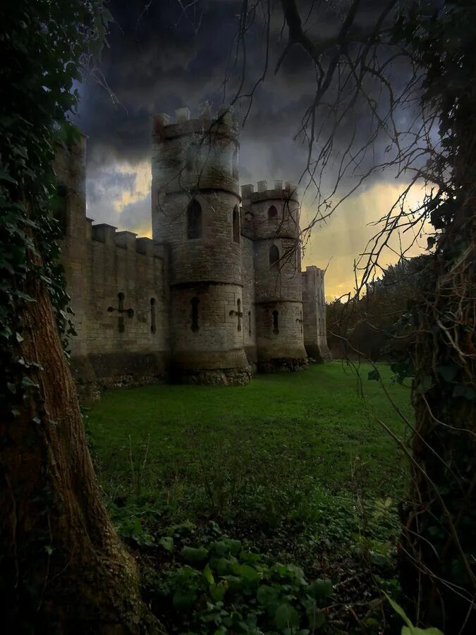 Загадочная крепость. Замок Леннокс Шотландия. Замки Шотландии Готика. Замок Бейнардс. Англия замок Менфрея.