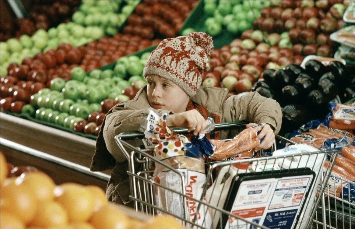 Маколей калкин 1992. Кадр с покупками продуктов из фильма. Один дома 2 потерявшийся в нью-йорке. Кевин маккалистер один дома. Кевин маккалистер сейчас 2020.