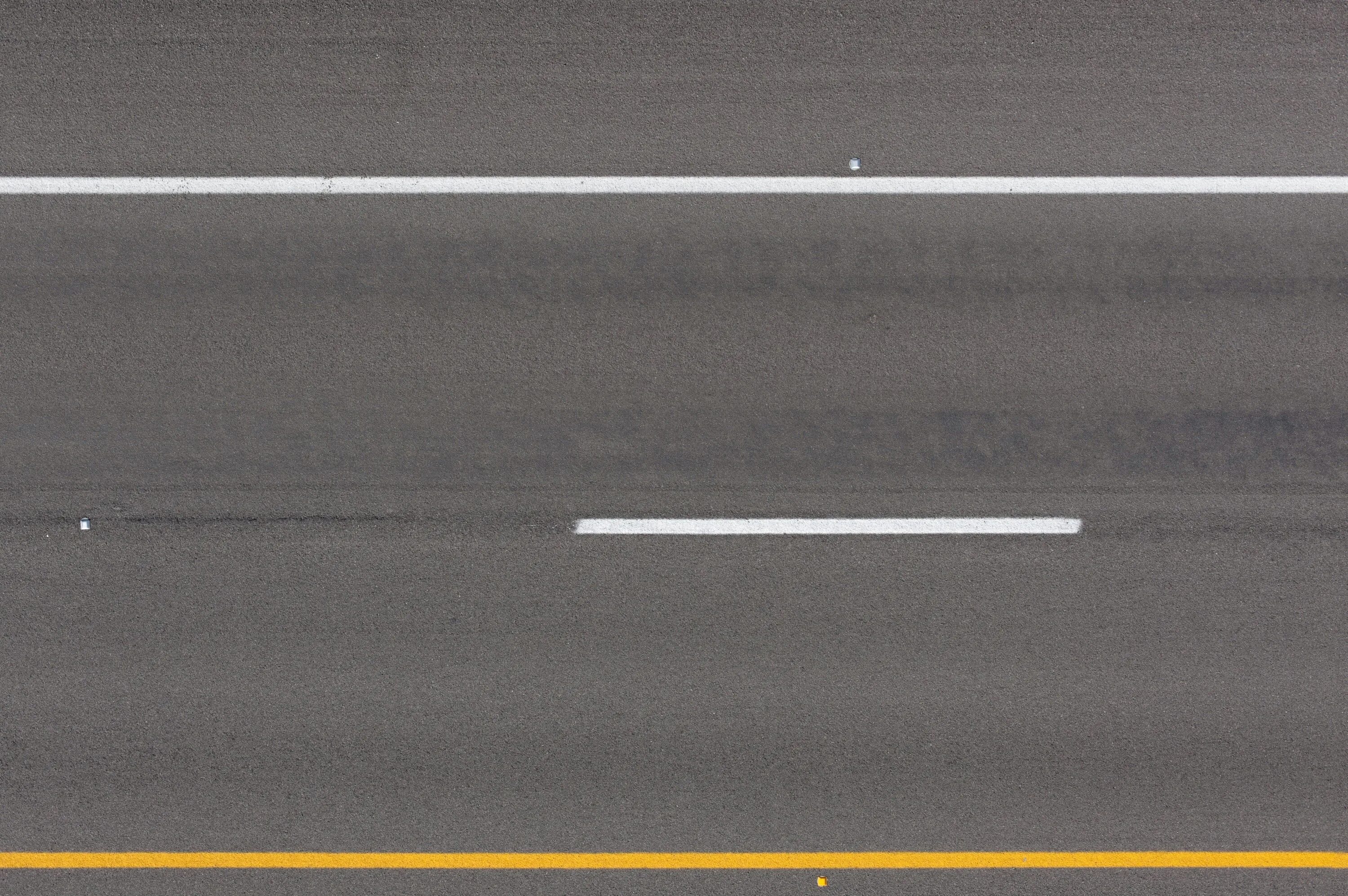 асфальт с разметкой. асфальт текстура. разметка парковки текстура. текстура дороги с разметкой. асфальт текстура.