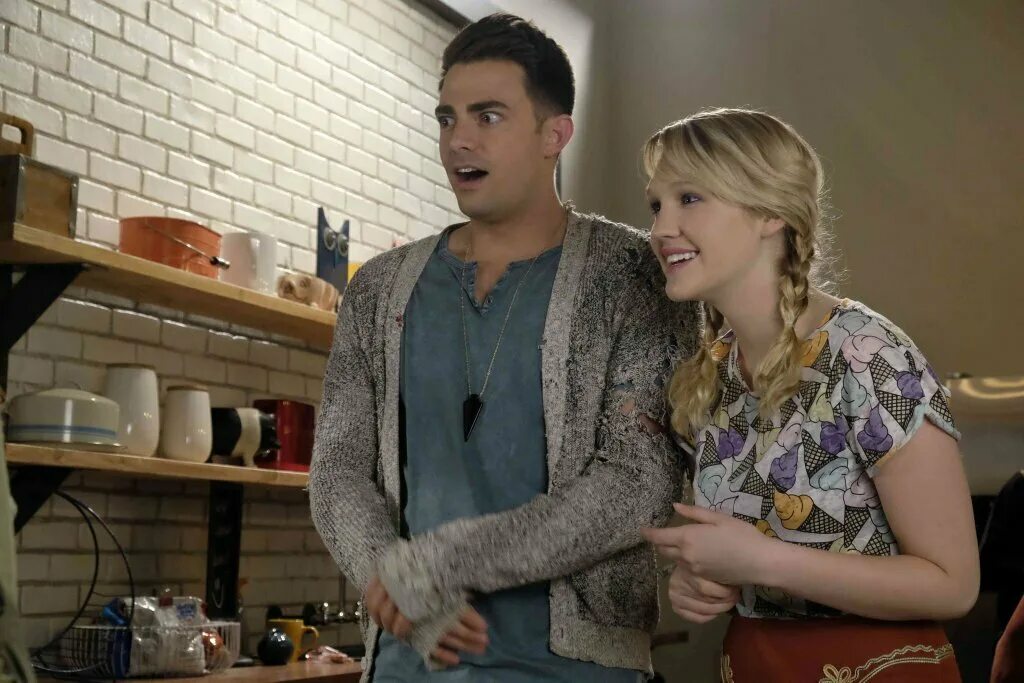 неуклюжая большая софа. дженна и мэтти. неуклюжая большая софа. неуклюжая большая софа. неуклюжая большая софа.