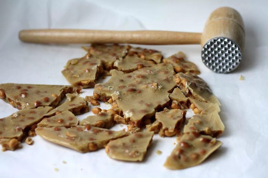 Как сделать карамель в микроволновке. Brittle в микроволновке арахис. карамель в микроволновке. к чаю из ничего.