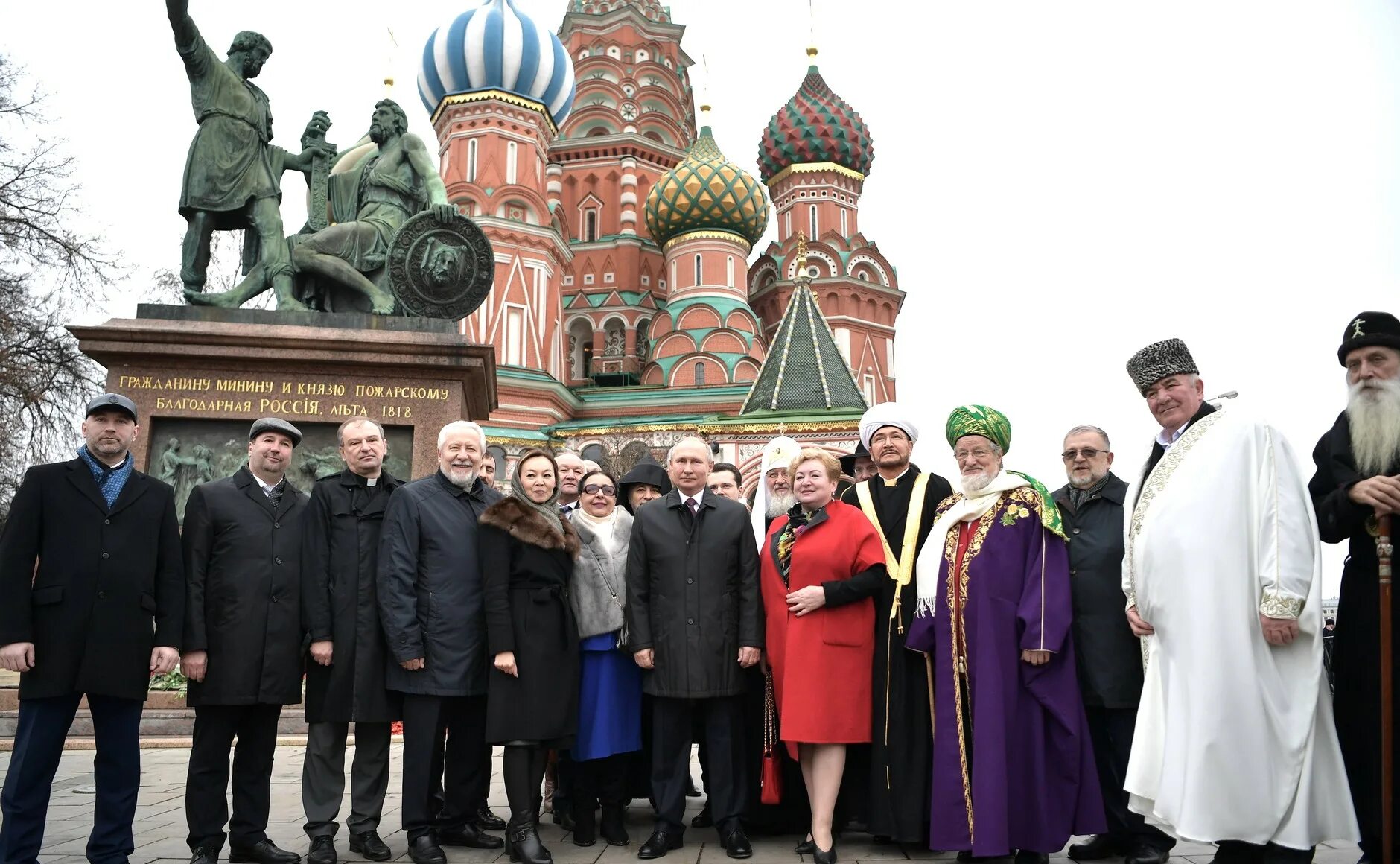 Президентский день в россии. 4 Ноября 2020 возложение цветов к памятнику Минину и Пожарскому.