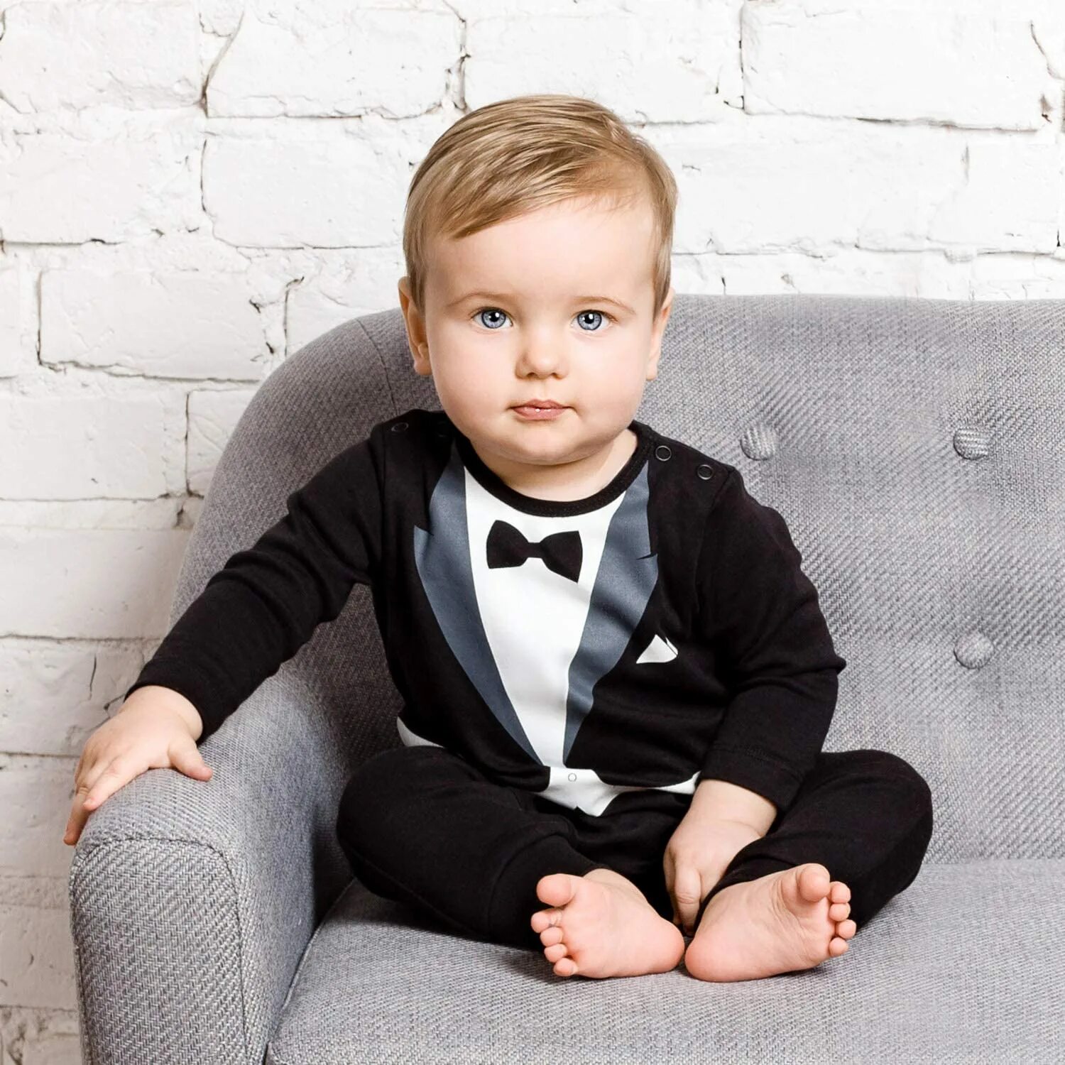 Baby suit. Baby in tuxedo. baby in suit. ребенок босс фото. необычные тематические фото младенца мальчика в смокинге.