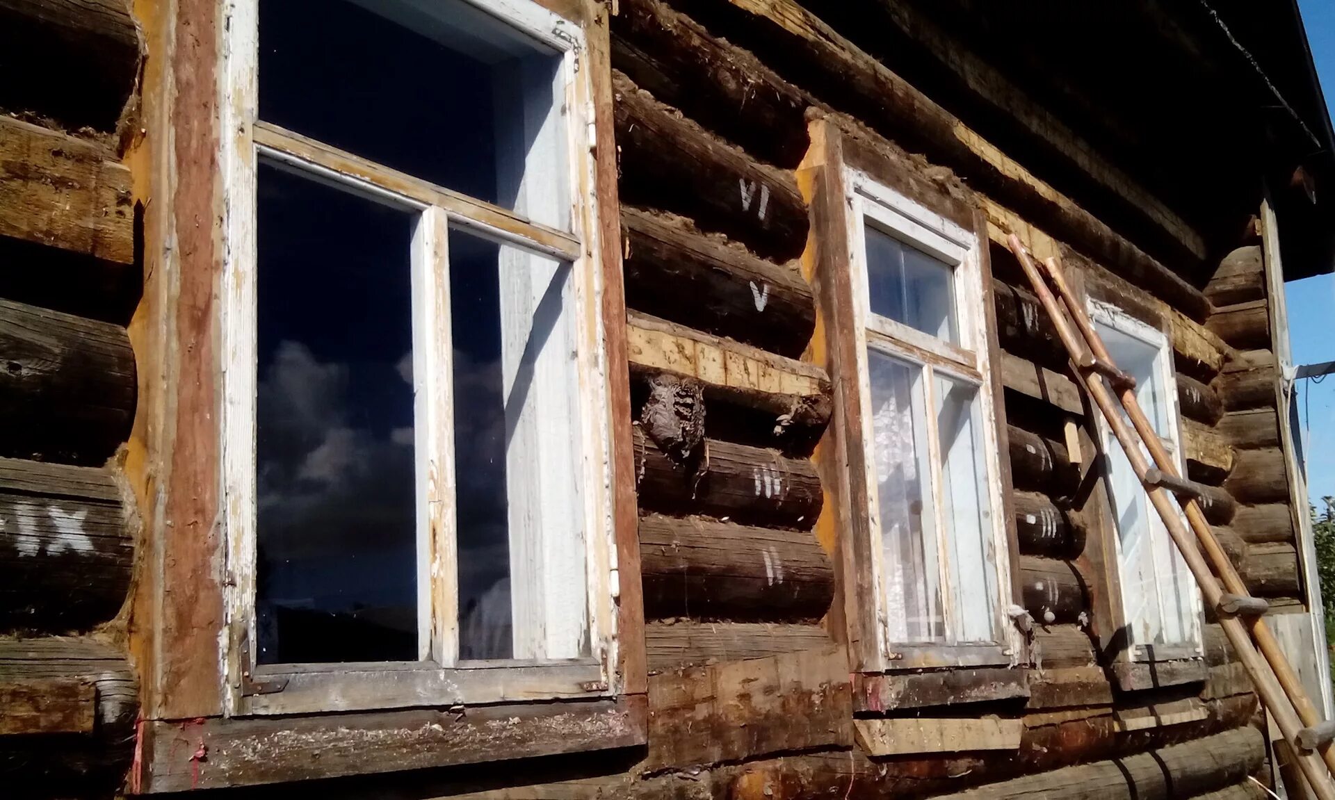 Размер старых домов. Пластиковые окна в Старом деревянном доме. Стеклопакеты в старый деревянный дом. Окна старых деревянных домов. Пластиковые окна в старый деревянный дом.