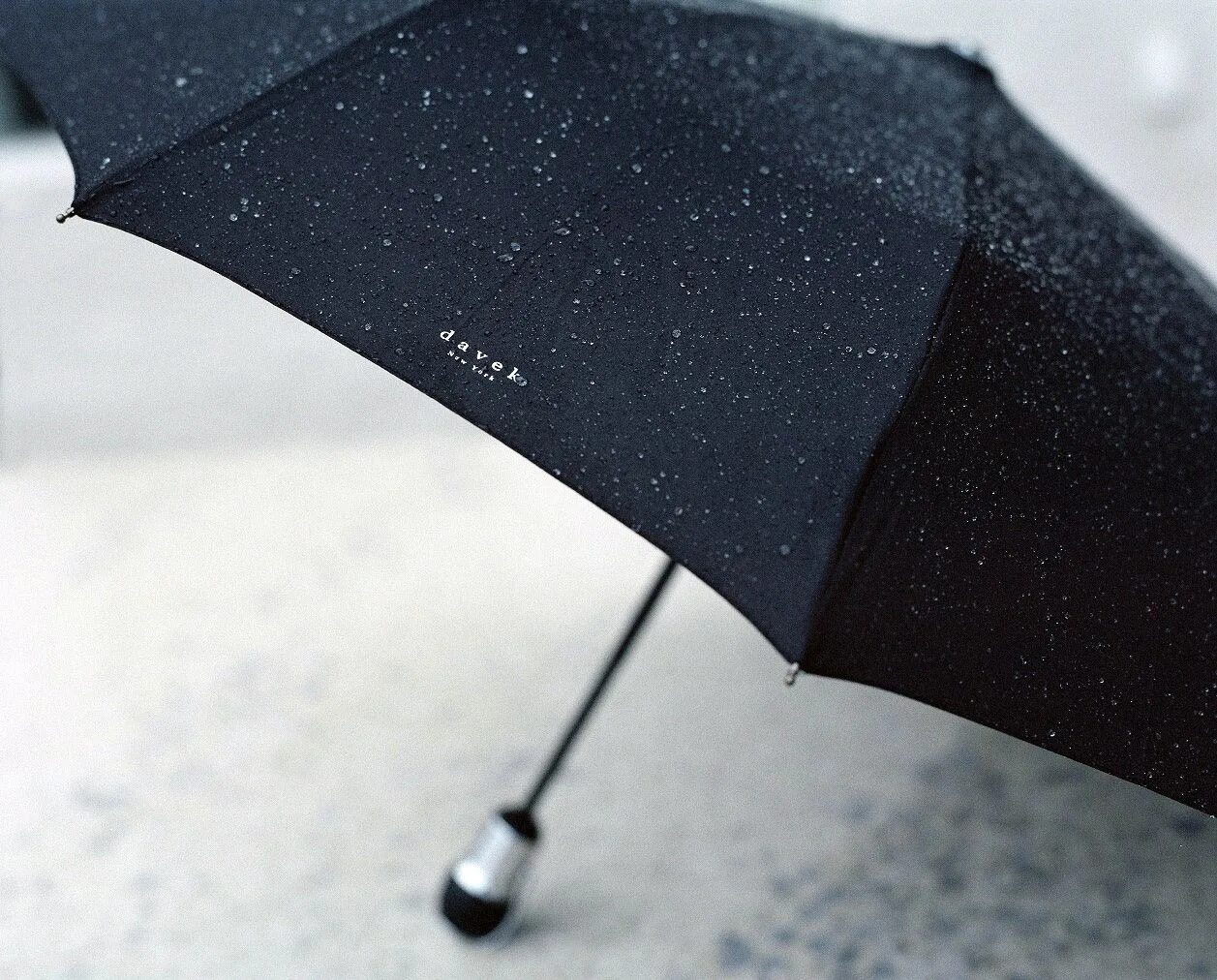 I need umbrella. Зонт черный. Зонт Эстетика. Черный зонт Эстетика. Зонт черный изнутри.