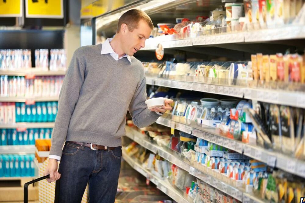 Выборе товара а также. Выборе товара а также. Супермаркет. Выборе товара а также. Покупательница в магазине.