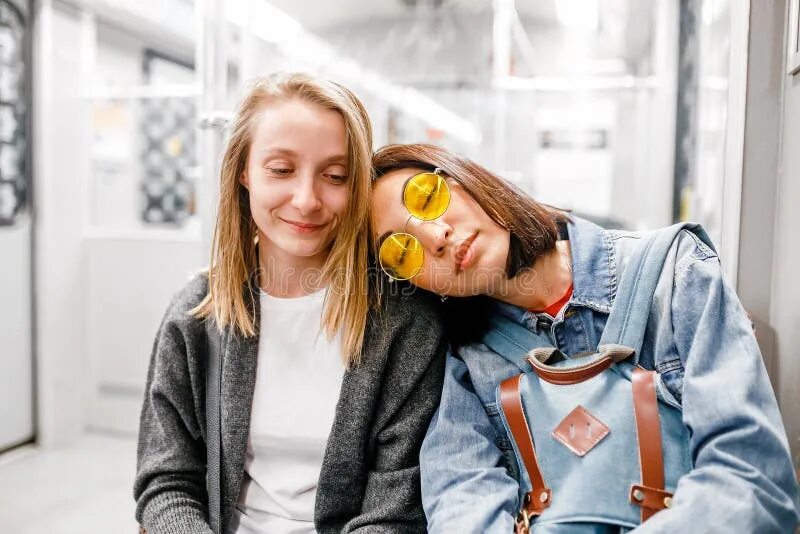 Лежала на моих плечах. Человек обнимает сидя. Лежала на моих плечах. Мужчина несет женщину на плече. Уткнуться носом.