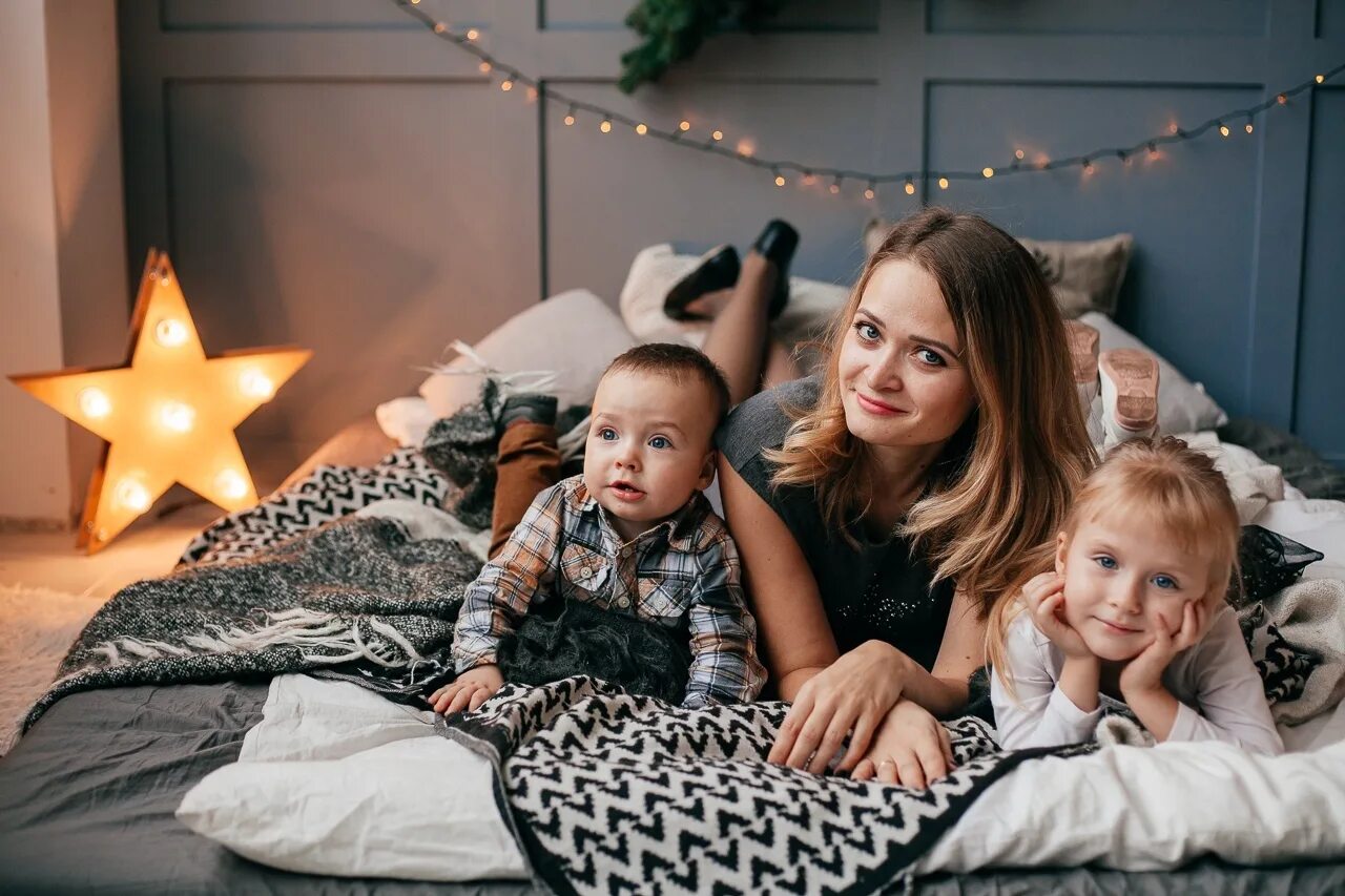 семейный фотостудии. семейная фотосессия в студии. семейная фотосессия в студии. семья в фотостудии. семейная фотосессия в фотостудии.