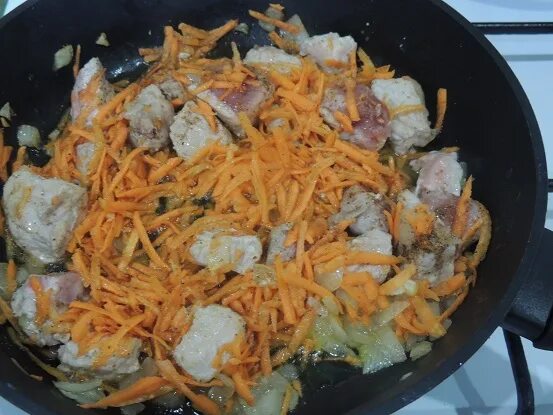 Свинина жареная с луком и морковью. Свинина на сковороде с луком и морковью. свинина жареная на сковороде с луком и морковью. свинина с морковью и луком. свинина тушеная с луком и морковью.