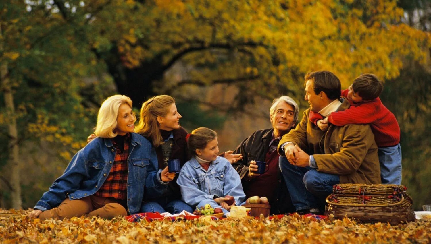 Fall something. Прогулка на природе. Большая семья на прогулке. Семья на природе. Пикник в парке осень семья.