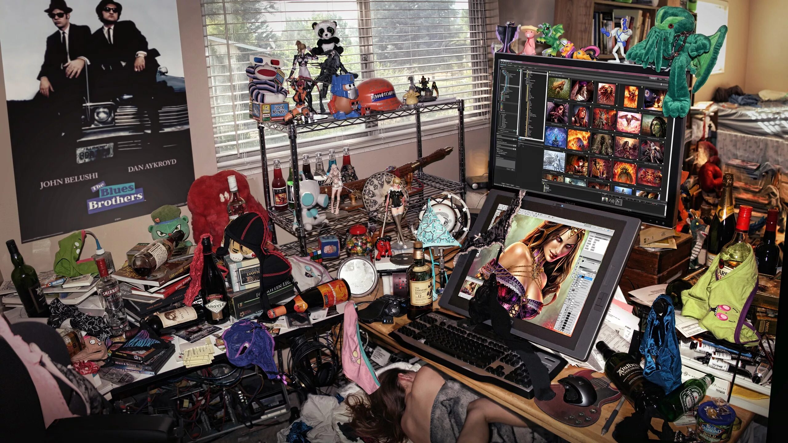 Хаос предметов. Беспорядок в квартире. Творческий беспорядок в комнате. Девушка и беспорядок. Творческий бардак на столе.