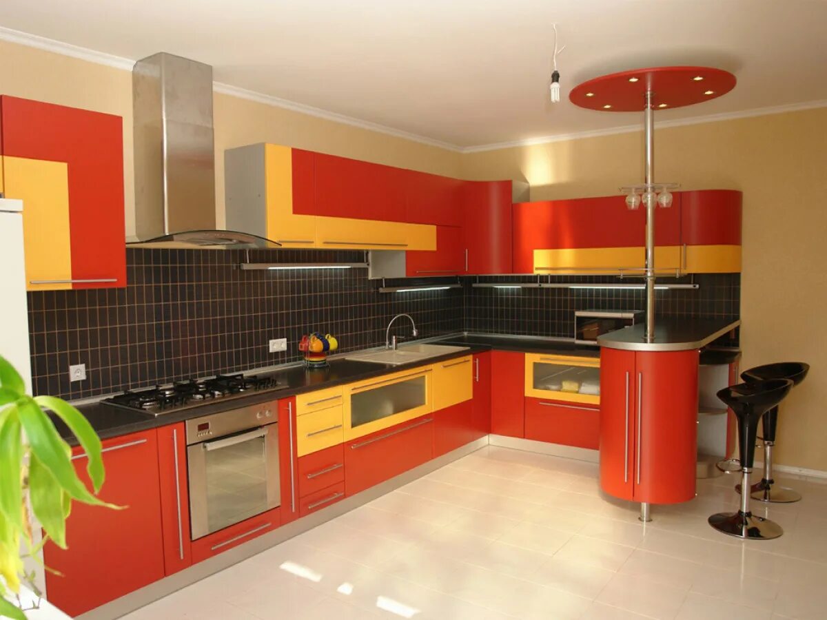 Купить кухню дизайн. Яркий кухонный гарнитур. Оранжевая кухня. Желто оранжевая кухня. Оранжевая угловая кухня.