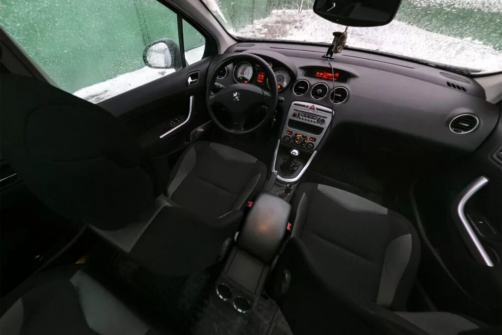 Пежо салон внутри. Пежо 308 салон. пежо 308 с панорамной крышей салон. peugeot 308 салон. пежо 308 2008 салон внутри.