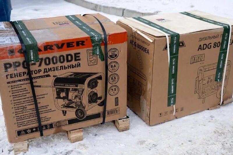 в трехстах коробках. коробки с товаром. коробка с блоками сигарет. коробки. коробки.