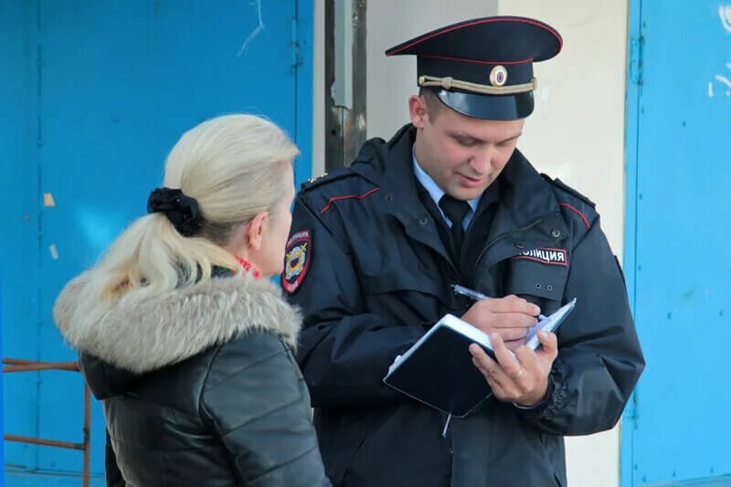 Полицейский записывает. Милиционер записывает. Участковый составляет протокол. Полицейский оформляет. Что составляет участковый