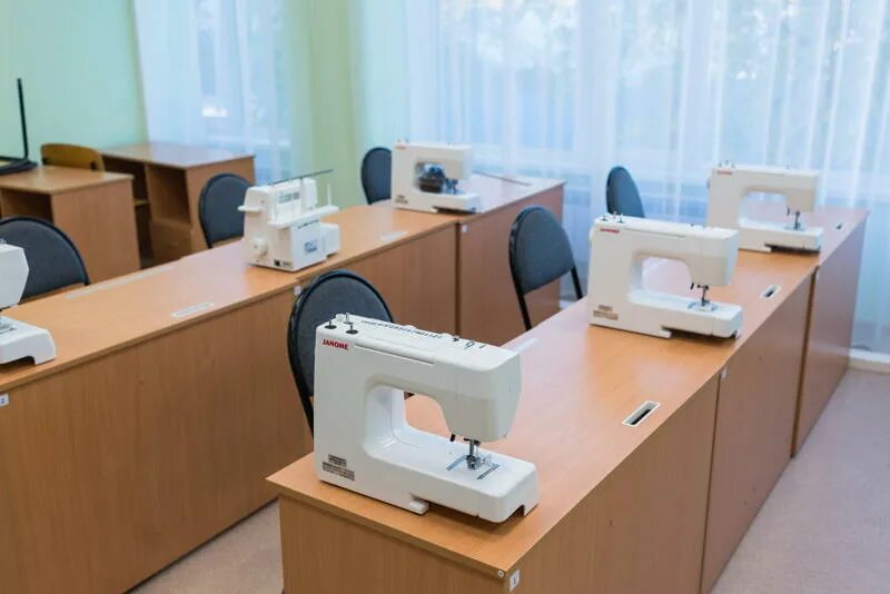 Вытяжка для кабинета технологии. Швейная машинка в школе. Машинки Швейные для школьных мастерских.